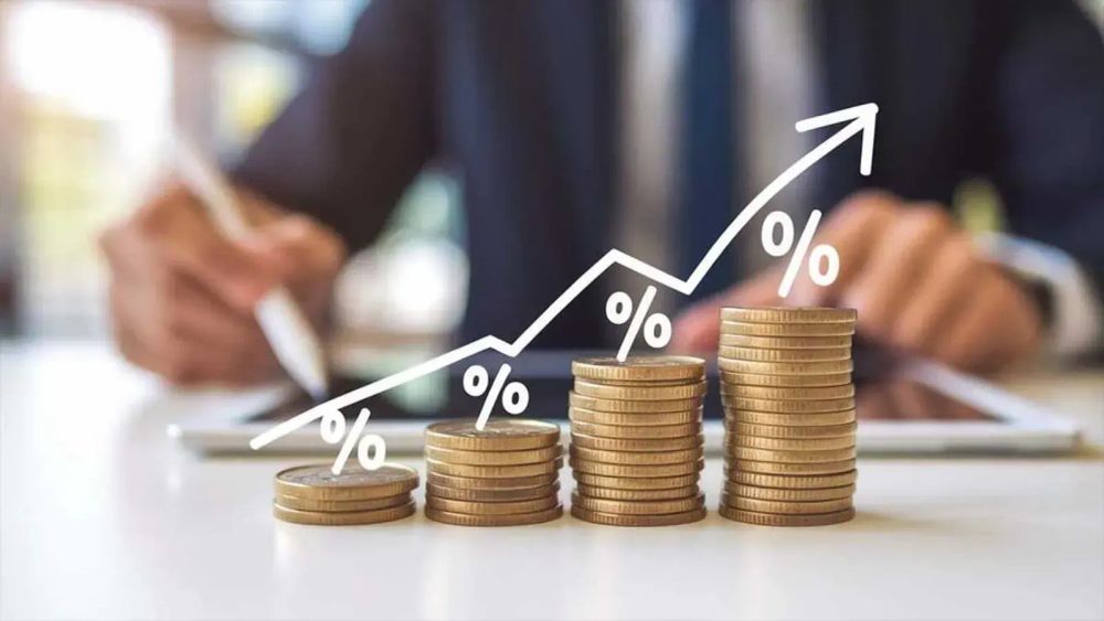 Illustration de l'augmentation des taux d'intérêt avec des piles de pièces et un graphique ascendant.