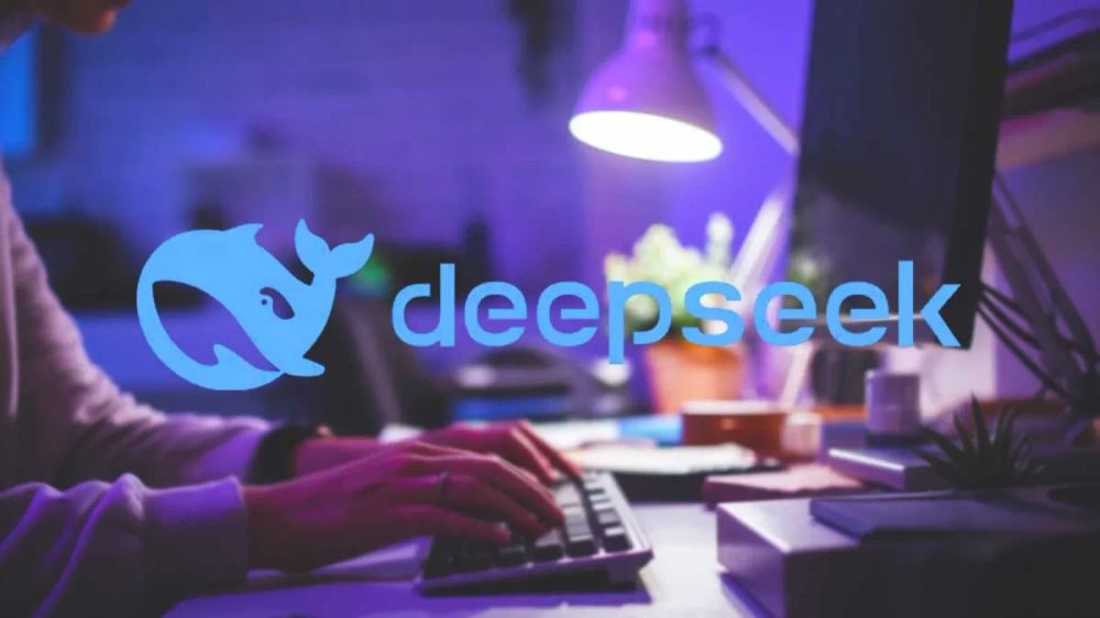 Logo de Deepseek, une IA chinoise concurrente de ChatGPT, affiché sur un écran d'ordinateur dans un bureau éclairé par une lampe.