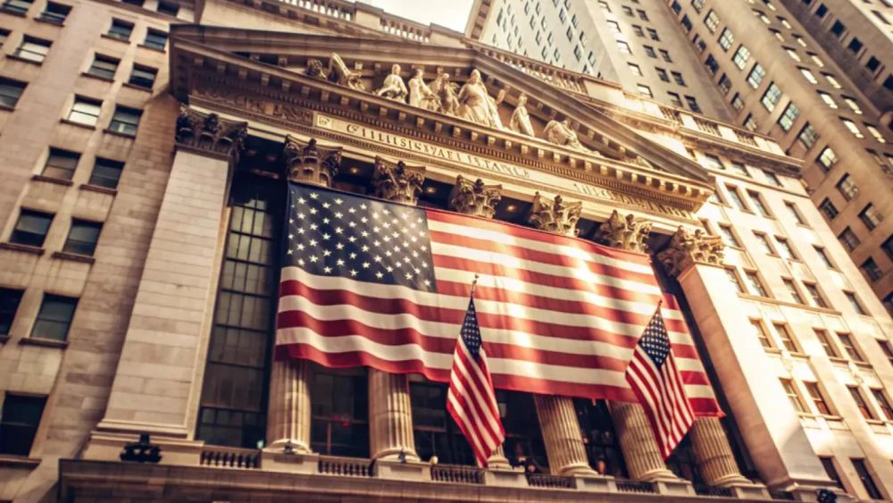 Le New York Stock Exchange (NYSE) avec des drapeaux américains, symbole des dividendes des actions en 2024.