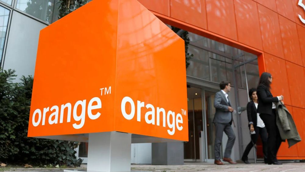 Logo Orange devant un bâtiment, suggérant des informations financières sur le dividende Orange 2025.