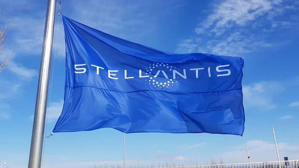 Le drapeau de Stellantis flotte au vent, symbole de la performance de l'entreprise et de son impact sur les dividendes.