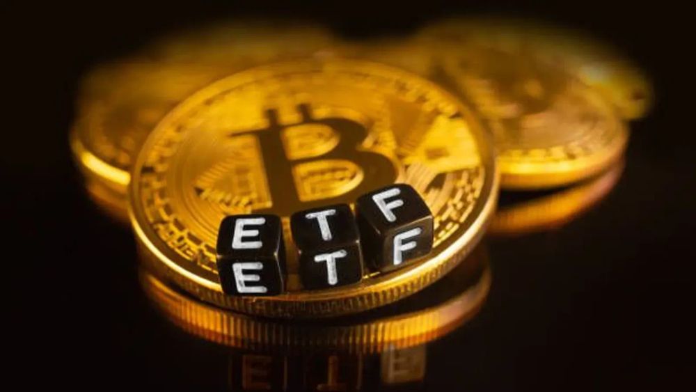 Pièces Bitcoin avec des dés noirs épelant ETF, représentant un ETF Bitcoin.