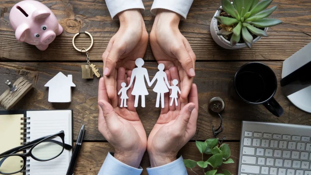 Une image symbolisant la protection de la famille et des biens, évoquant la sécurité financière et l'assurance vie.