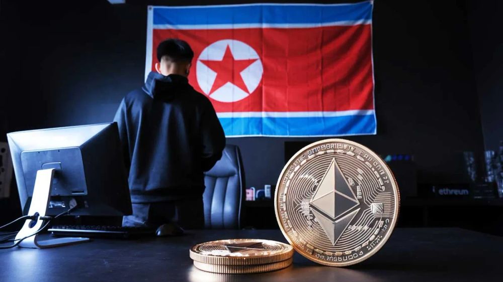 Un homme devant un ordinateur avec le drapeau nord-coréen en arrière-plan et des pièces d'Ethereum au premier plan.