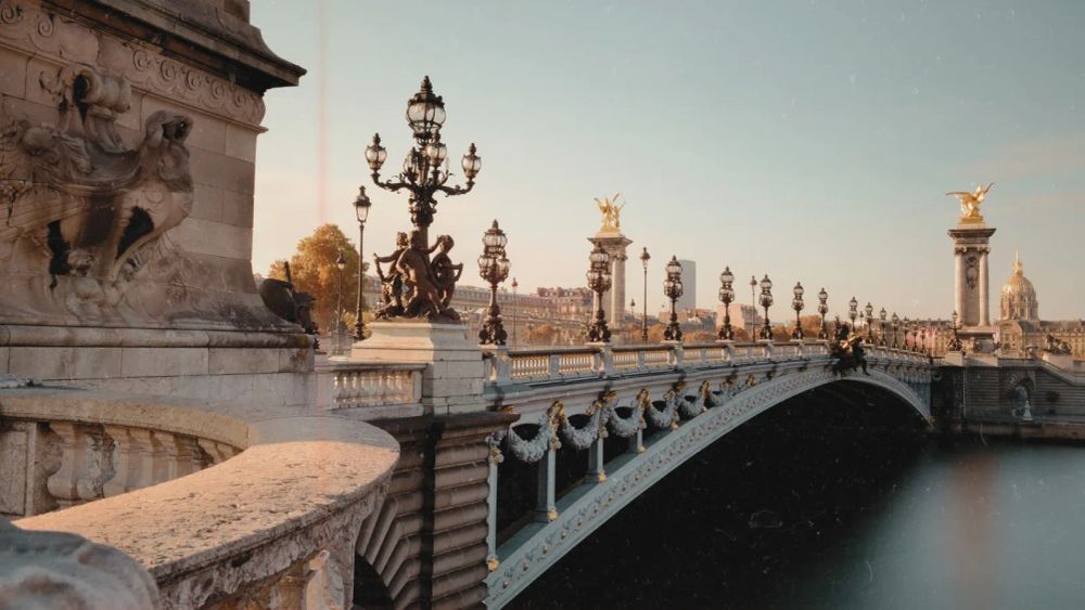 Le pont Alexandre III à Paris, symbole de l'investissement immobilier en France, illustrant la concentration de la collecte des SCPI au premier semestre 2025.