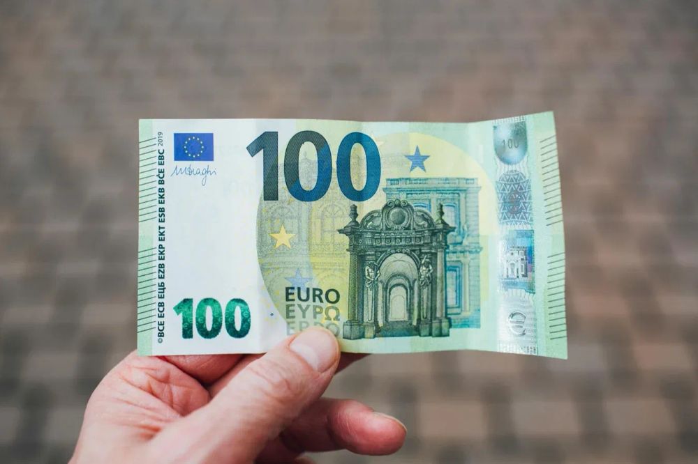 Billet de 100€ dans une main 