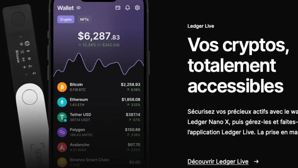 Ledger Nano X et l'application Ledger Live affichant un portefeuille de cryptomonnaies.