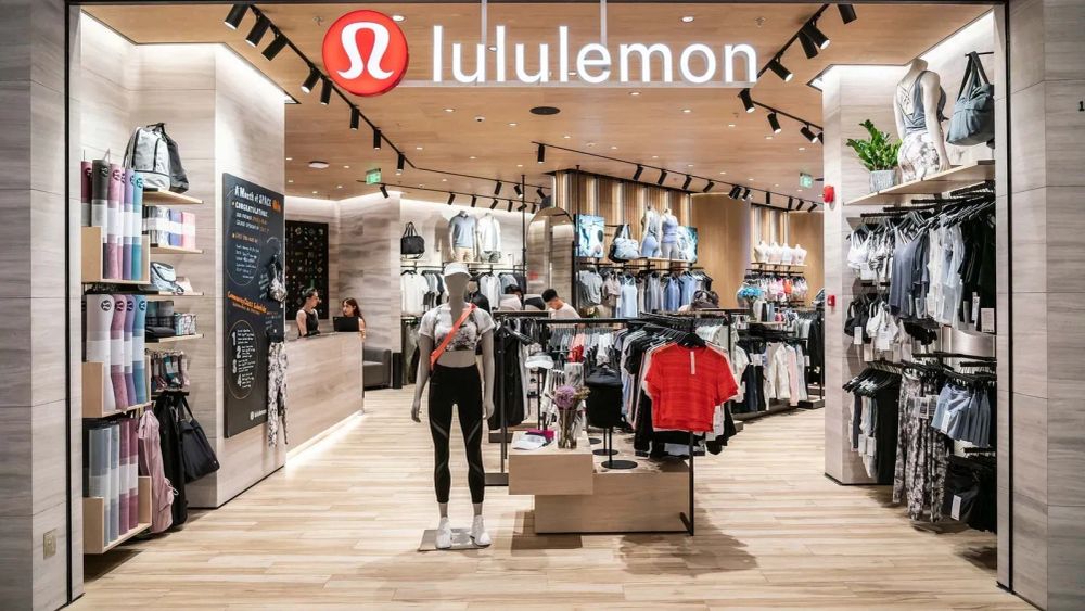 Intérieur d'un magasin Lululemon, présentant des vêtements de sport et des accessoires, avec un design moderne et épuré.
