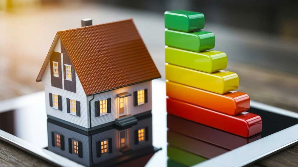 Une maison miniature est placée à côté d'un graphique coloré représentant l'efficacité énergétique, symbolisant l'amélioration des performances énergétiques des logements.