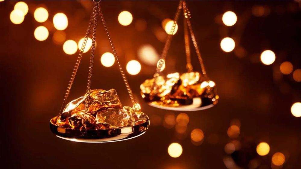 Balance dorée avec des pépites d'or, symbolisant la valeur et la pesée de l'or dans un contexte financier.