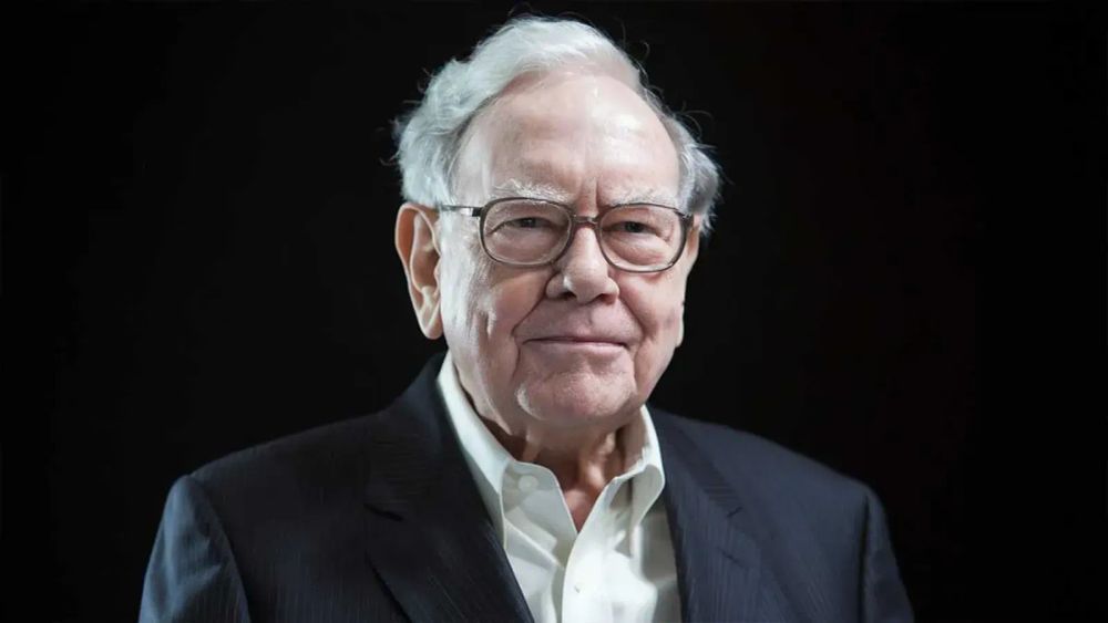 Warren Buffett, investisseur et homme d'affaires américain, photographié sur fond noir.