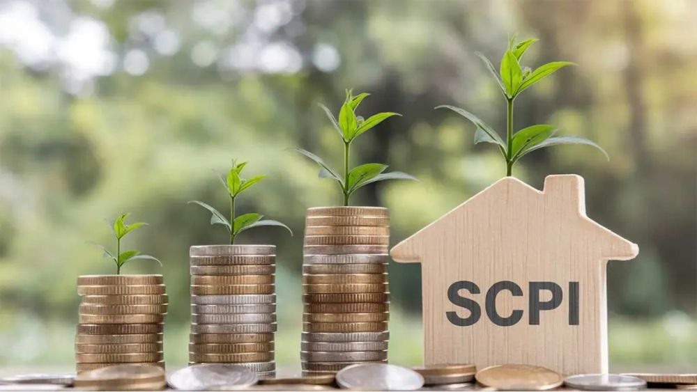 Illustration de la croissance financière avec des pièces de monnaie, des jeunes plantes et une maison en bois portant l'inscription SCPI.