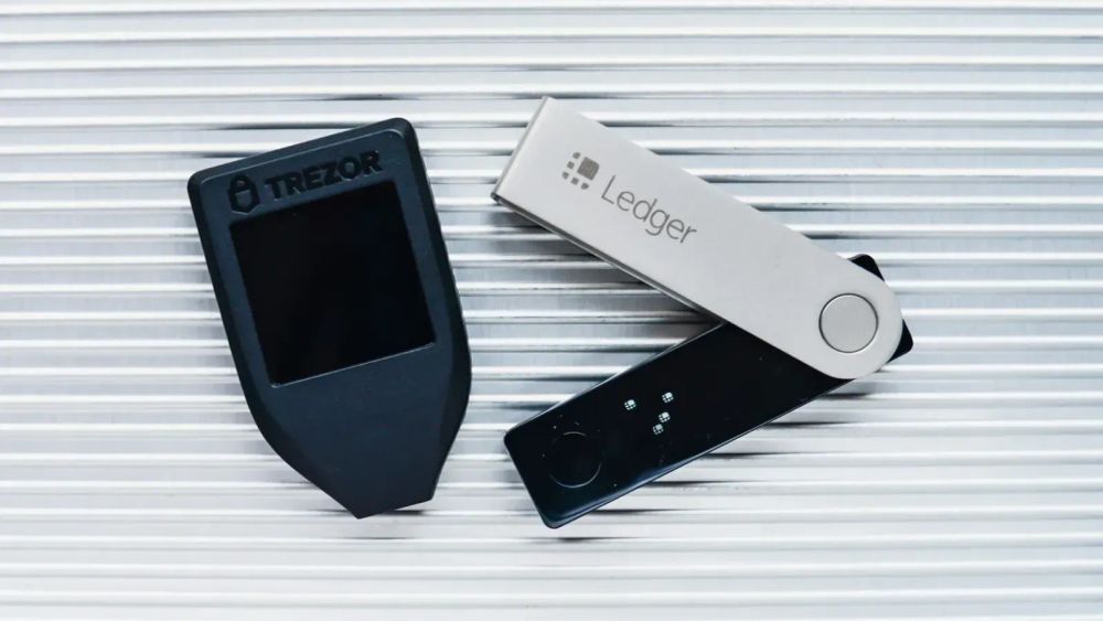 Portefeuilles physiques Trezor et Ledger pour stocker des cryptomonnaies hors ligne, offrant une sécurité accrue contre le piratage.