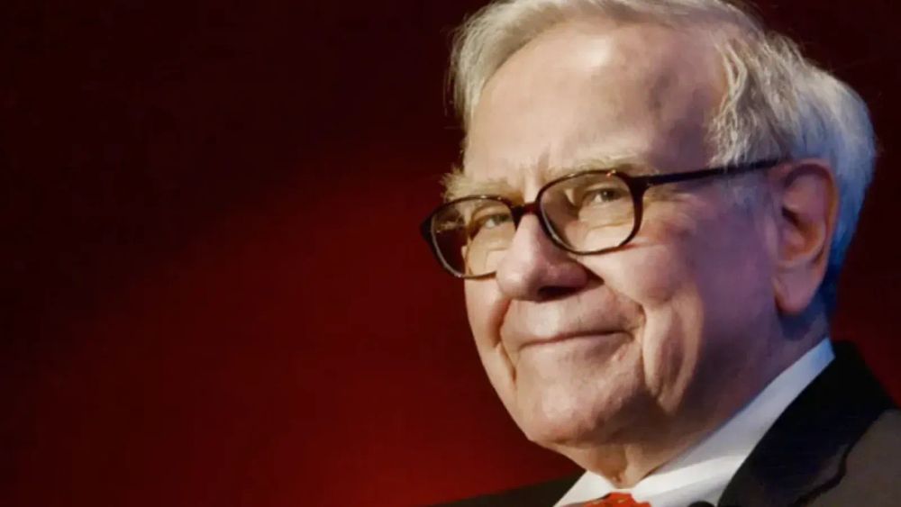 Warren Buffett, investisseur et homme d'affaires américain, souriant et portant des lunettes.
