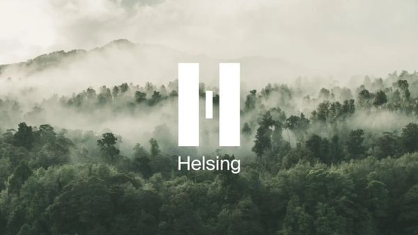 Logo de Helsing devant une forêt brumeuse, symbolisant l'innovation et la technologie au service de la défense.