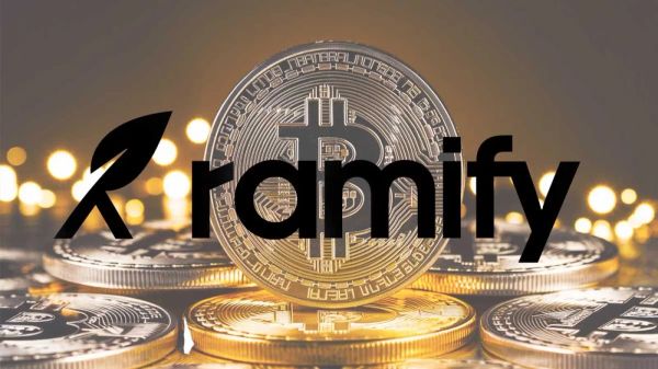 Pièces de Bitcoin et logo Ramify, symbolisant l'investissement crypto facilité en France.