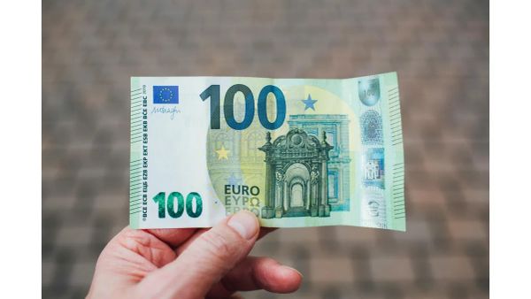 Billet de 100 euros dans une main
