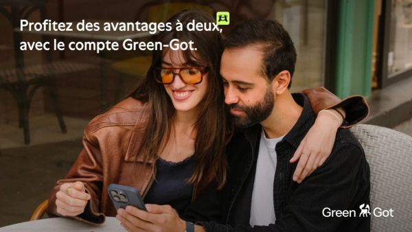 Couple souriant regardant un téléphone, promotion du compte Green-Got.