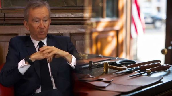 Bernard Arnault, PDG de LVMH, assis devant des outils de maroquinerie, évoquant la production "Made in France" face à la fiscalité.