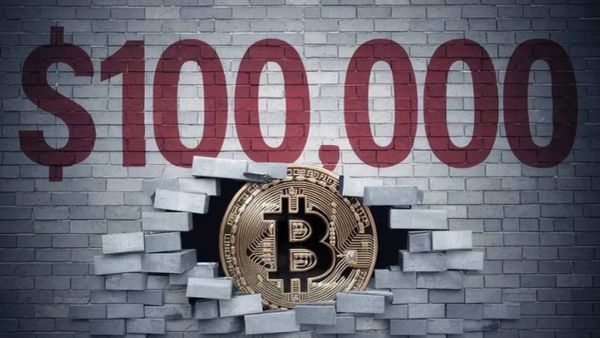 Bitcoin perçant un mur de briques avec le prix de 100 000 $ écrit dessus, symbolisant une percée potentielle du prix du Bitcoin.