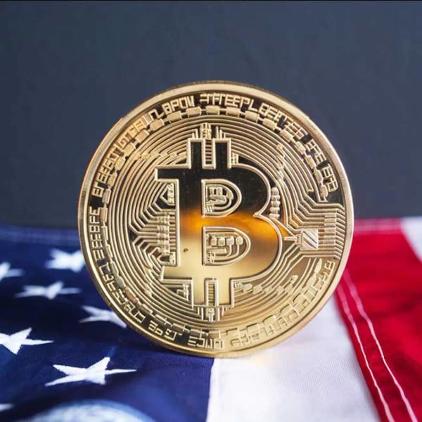 Un Bitcoin doré repose sur un drapeau américain, symbolisant la perte de valeur due à une erreur dans un tableur Excel.