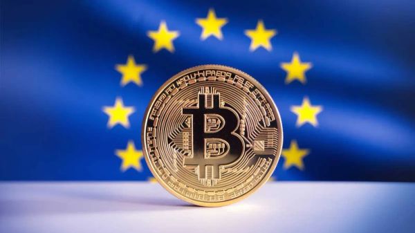 Une pièce de Bitcoin dorée devant le drapeau de l'Union Européenne, symbolisant les enjeux de la régulation MiCA pour les cryptomonnaies en Europe.