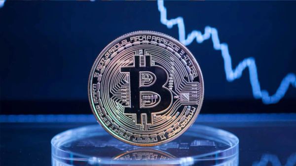 Bitcoin sur fond de graphique boursier en baisse, symbolisant une possible chute sous les 80 000$.