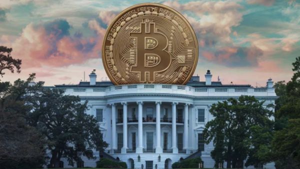 Un Bitcoin géant trône sur la Maison Blanche, symbolisant l'influence croissante de la cryptomonnaie aux États-Unis.