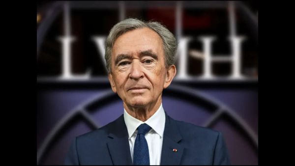 Bernard Arnault devant les bureaux LVMH