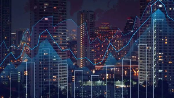 Graphique boursier superposé à une vue nocturne de la ville, symbolisant le copy trading et les marchés financiers.