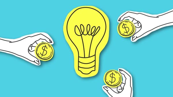 Illustration de crowdfunding avec une ampoule au centre et des mains tenant des pièces de monnaie autour.