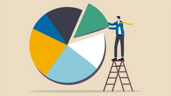Un homme sur une échelle manipule un diagramme circulaire, symbolisant la diversification des investissements.