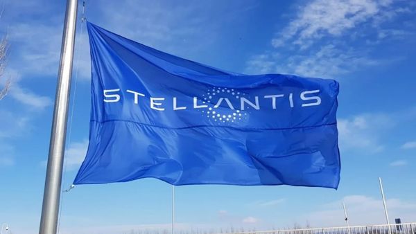 Le drapeau de Stellantis flotte au vent, symbole de la performance de l'entreprise et de son impact sur les dividendes.