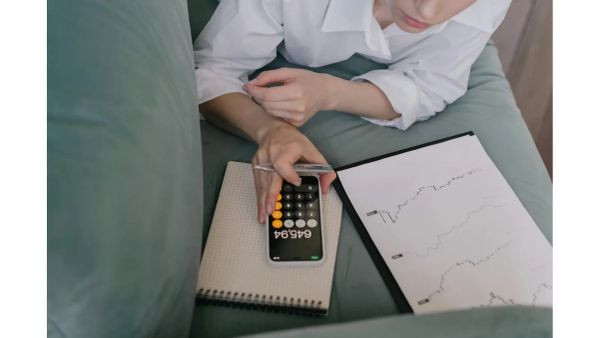femme avec calculatrice pour définir un budget