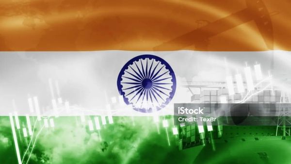 Drapeau indien superposé à un graphique boursier et des conteneurs maritimes, symbolisant l'investissement en Inde.