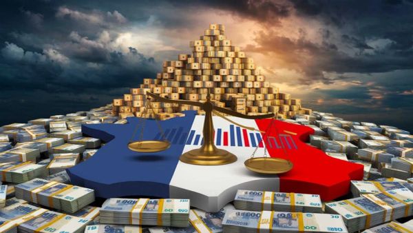 Image symbolisant la dette française avec une balance au-dessus du drapeau français, entourée de liasses de billets et d'une montagne de coffres.