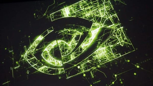 Logo de Nvidia, un géant américain des semi-conducteurs, affiché avec un effet futuriste et lumineux en vert sur fond noir.