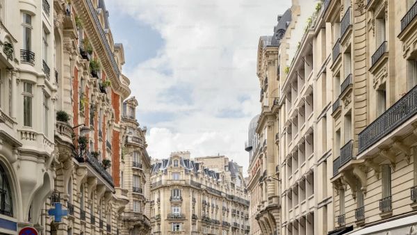 Rue de Paris avec des appartements