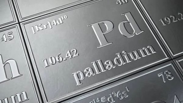 Tableau périodique des éléments montrant le palladium (Pd), un métal précieux utilisé dans les convertisseurs catalytiques et l'électronique.