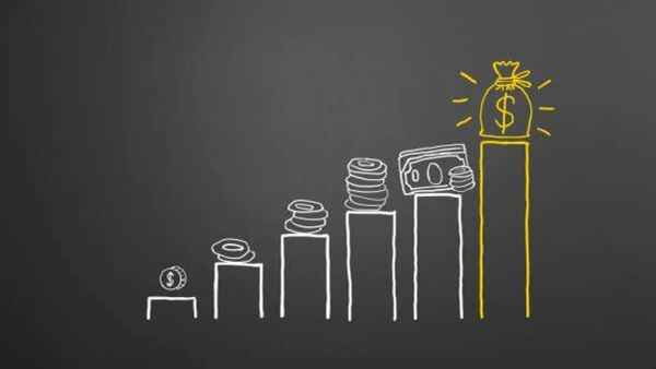 Graphique illustrant la croissance financière avec des piles de pièces et de billets menant à un sac d'argent brillant.
