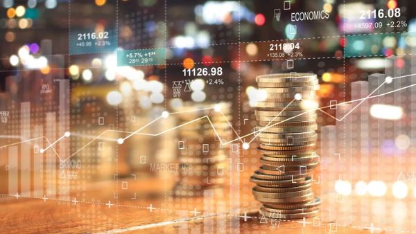 Image conceptuelle de pièces de monnaie empilées avec des graphiques boursiers en superposition, symbolisant les stratégies de trading et la croissance financière.