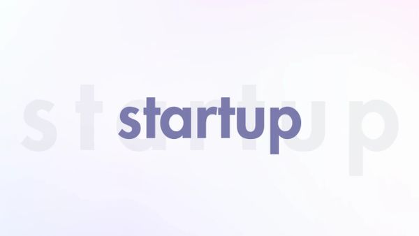 Le mot 'startup' est écrit en violet au centre de l'image, avec des versions plus pâles du même mot de chaque côté.