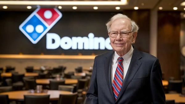 Warren Buffett souriant devant un logo Domino's Pizza, suggérant un investissement potentiel dans l'entreprise.