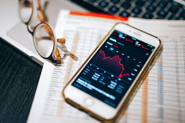 PEA ou assurance-vie : lequel choisir en 2026 ? (comparatif complet)