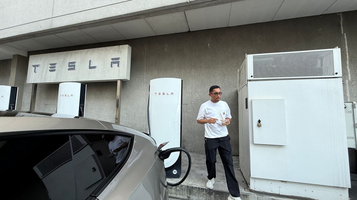 Tesla Super Charging Station