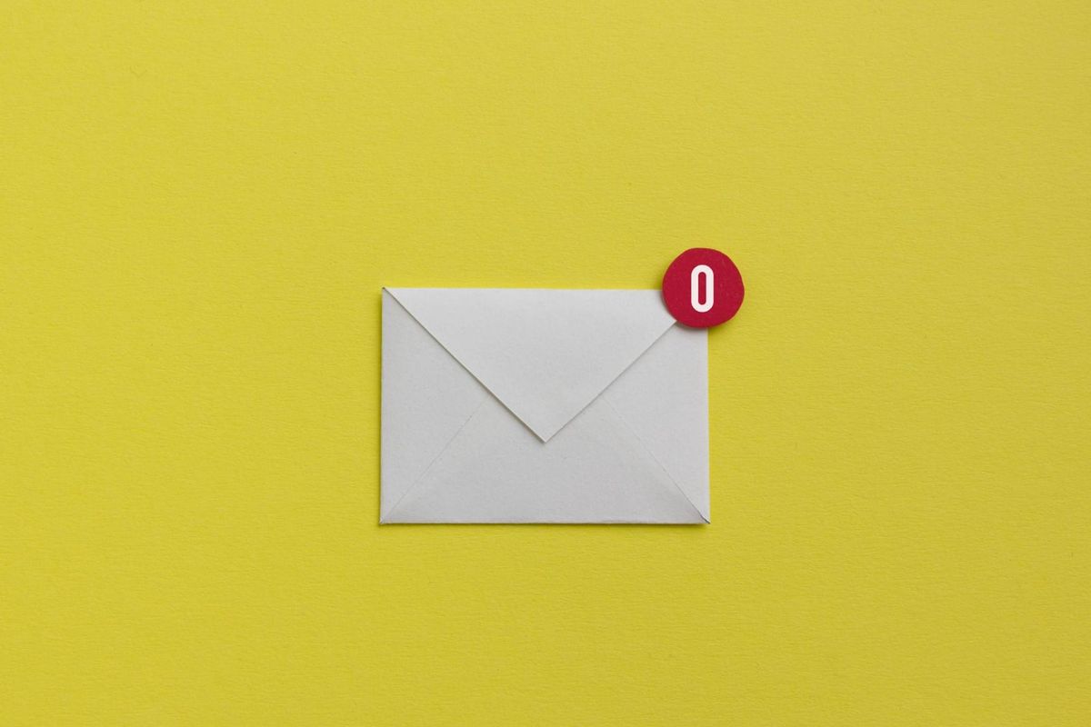 Envelope with zero notifications on a yellow background, representing lack of response after job applications