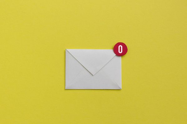 Envelope with zero notifications on a yellow background, representing lack of response after job applications