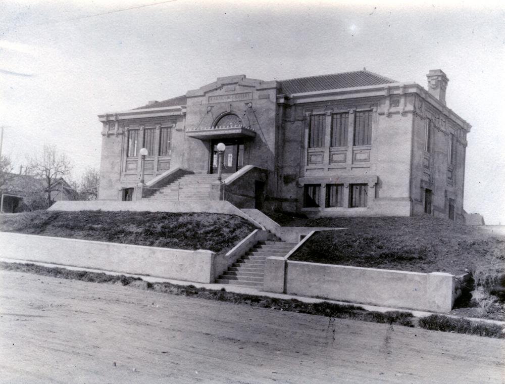   Photo courtesy of    https://ptpubliclibrary.org/library/page/history-library   