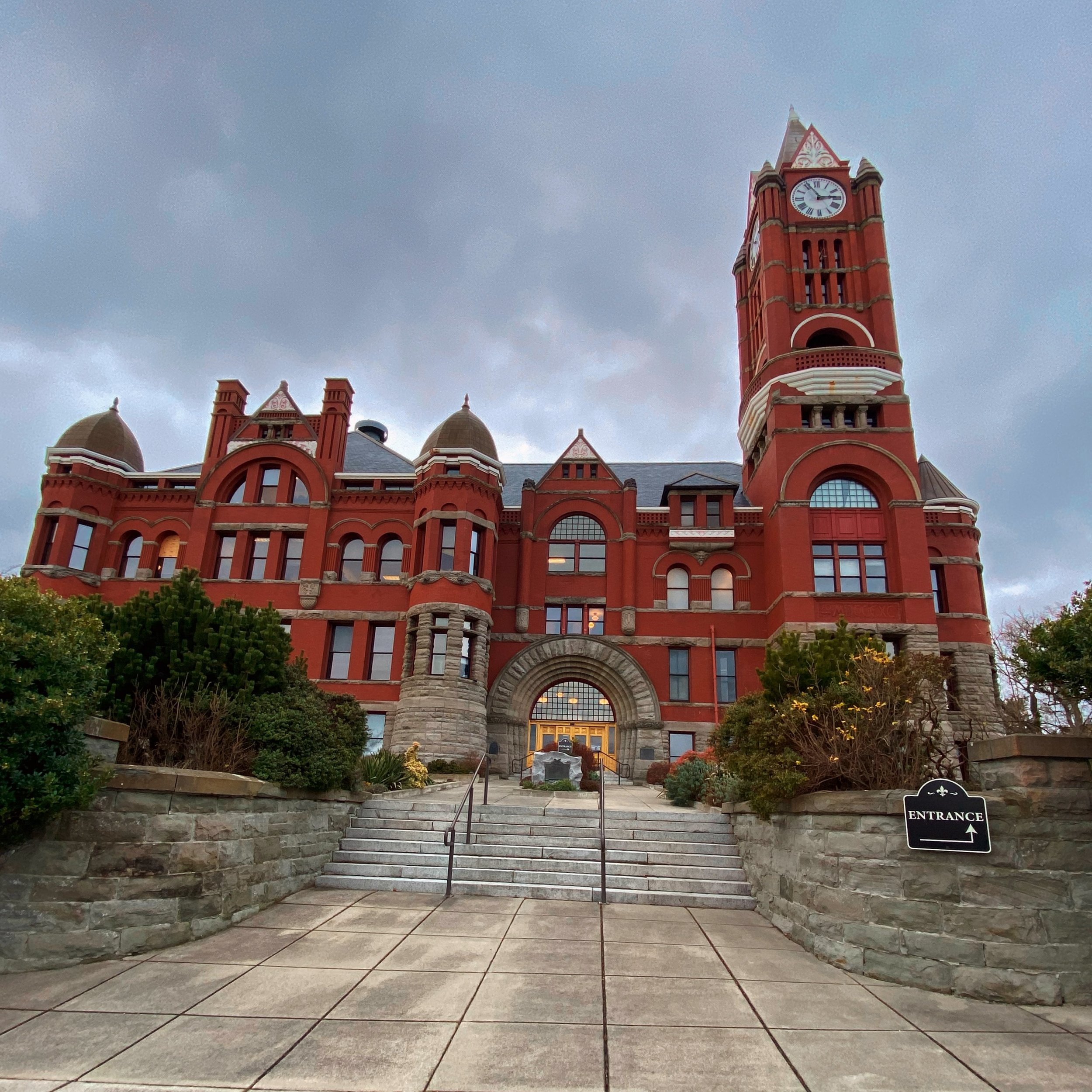   Photo by Nhatt Nichols  