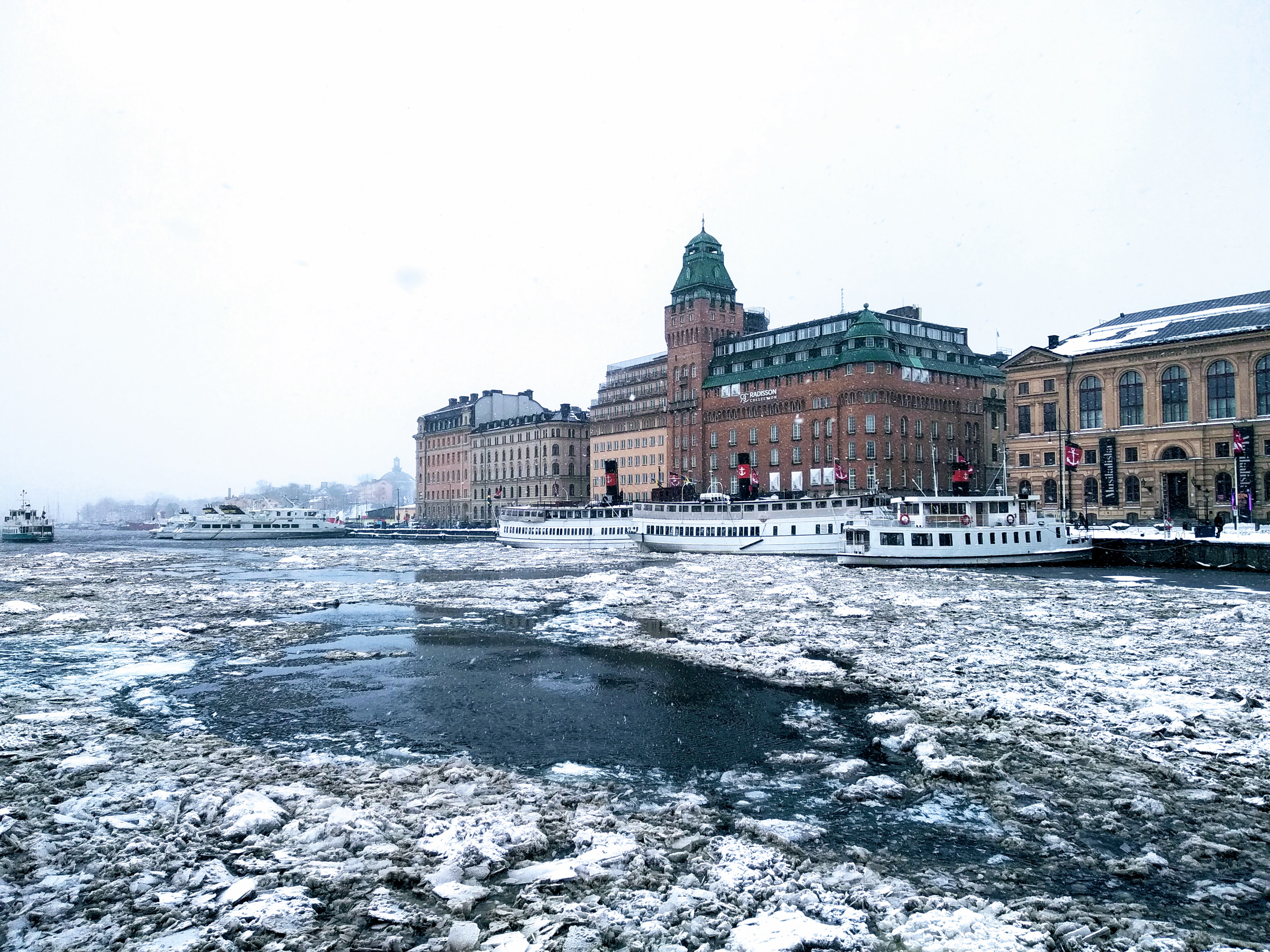 Ice floats around boats moored in front of Musikaliska Kvarteret.
